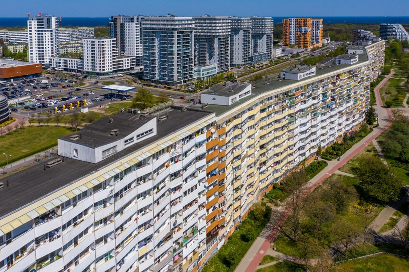 Falowiec w Gdańsku ma 50 lat. Blok, który wpada do morza wciąż budzi emocje