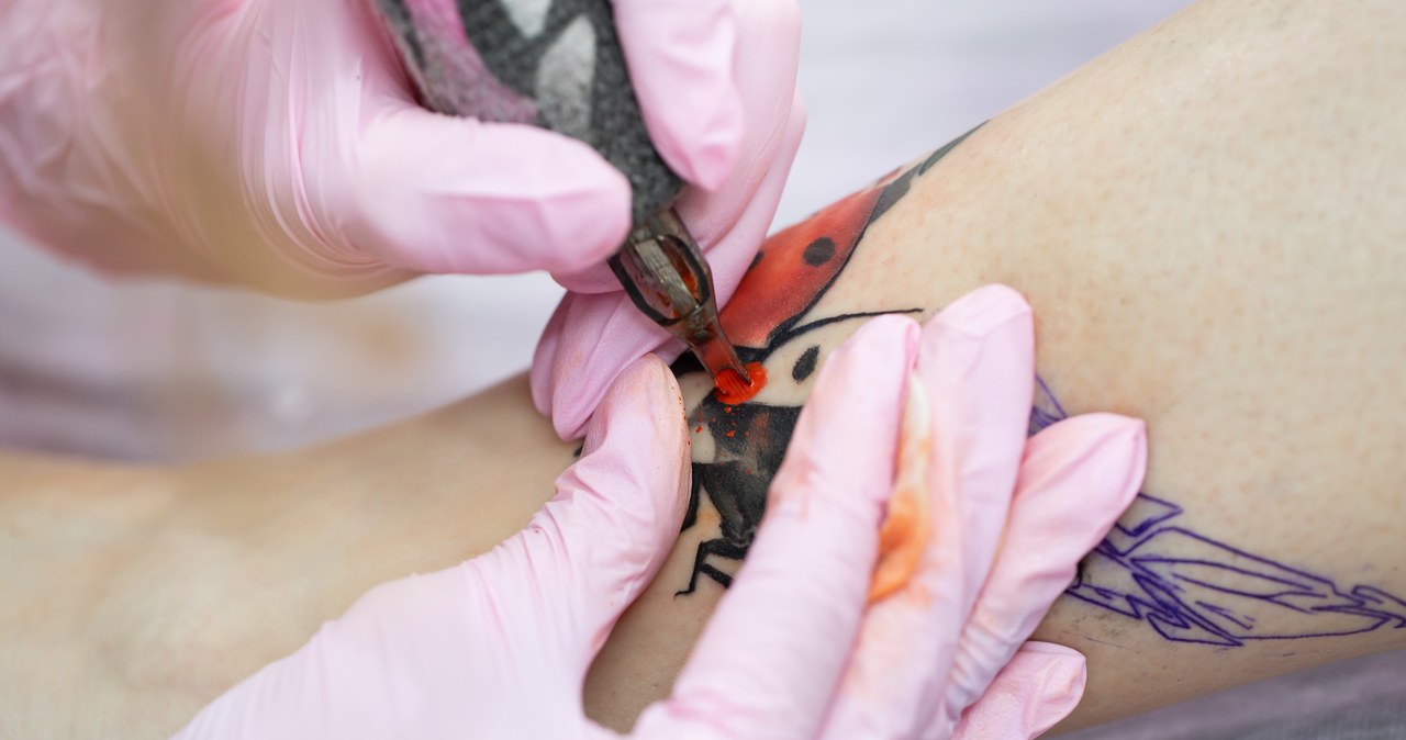 Kropki, serce, czaszka. Matka zrobiła dzieciom tatuaże, została oskarżona