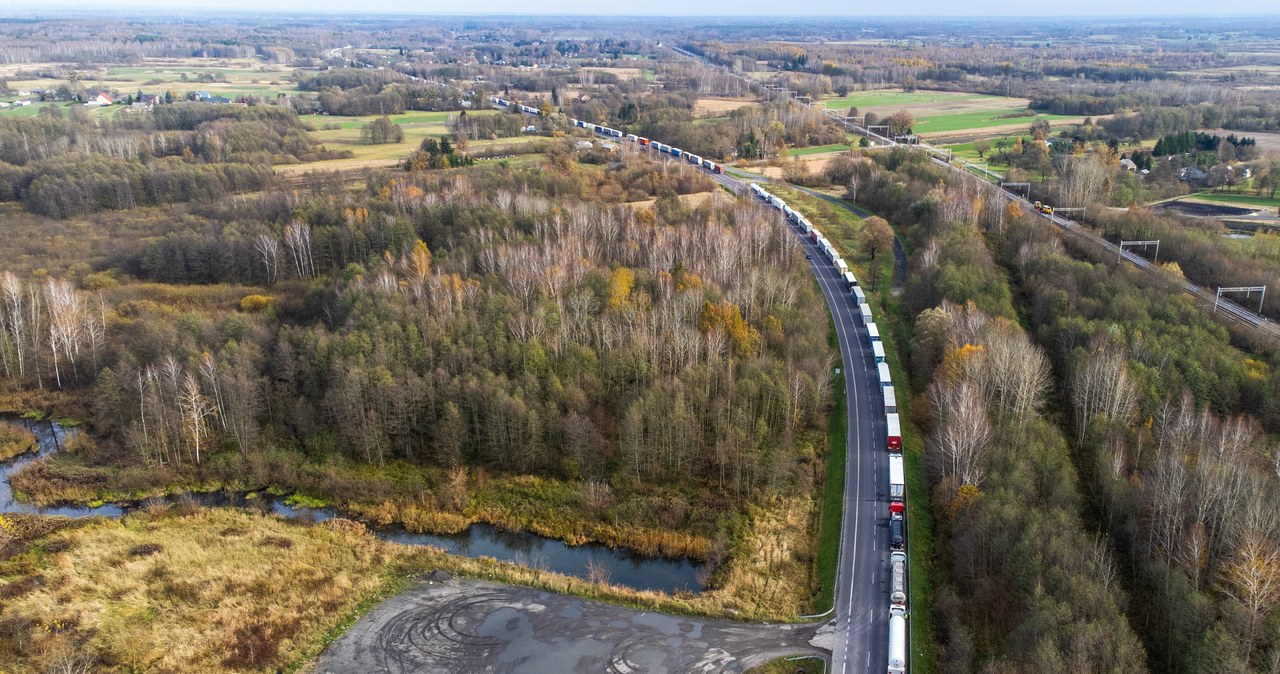 Coraz dłuższa kolejka tirów na polsko-ukraińskich przejściach granicznych