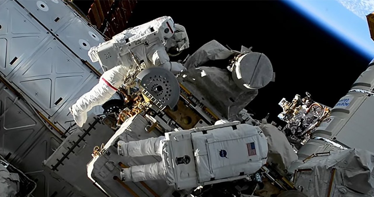 „Kosmiczna” zguba. Podczas spaceru astronautkom wypadła torba