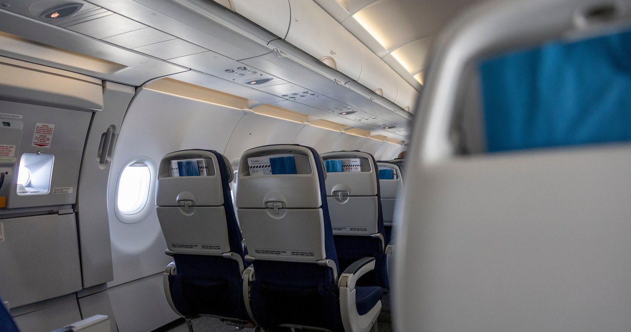 Samolot nie miał dwóch okien. Zawrócił z wysokości 10 km