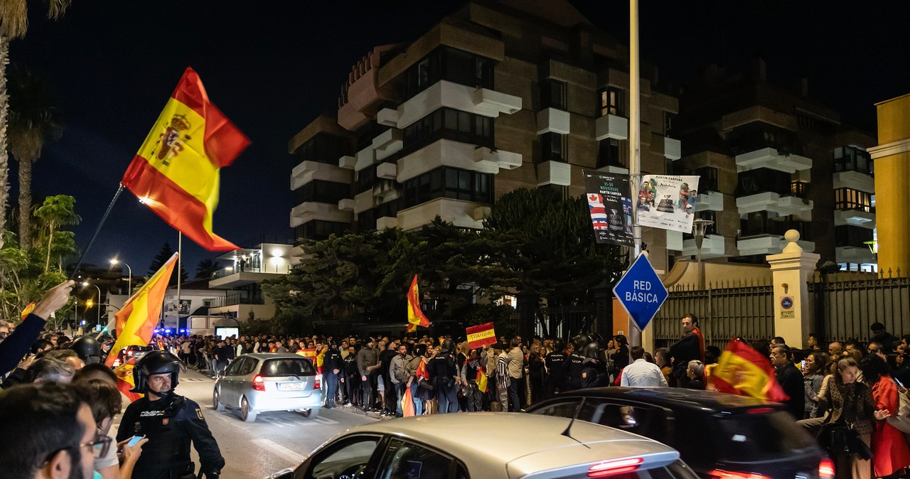 Scholz i Sanchez utknęli w Maladze. Ich wyjazd zablokowali protestujący