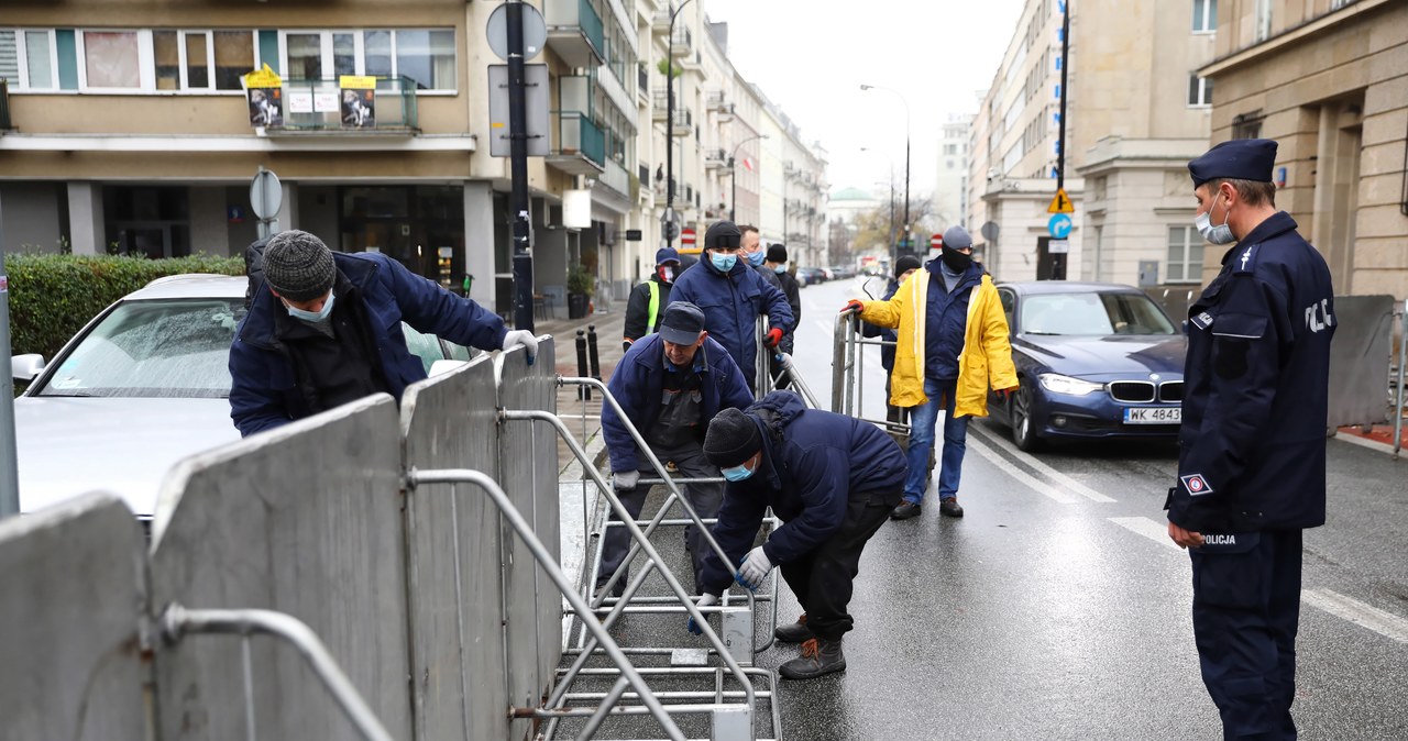 Hołownia: Tej nocy znikną barierki sprzed Sejmu
