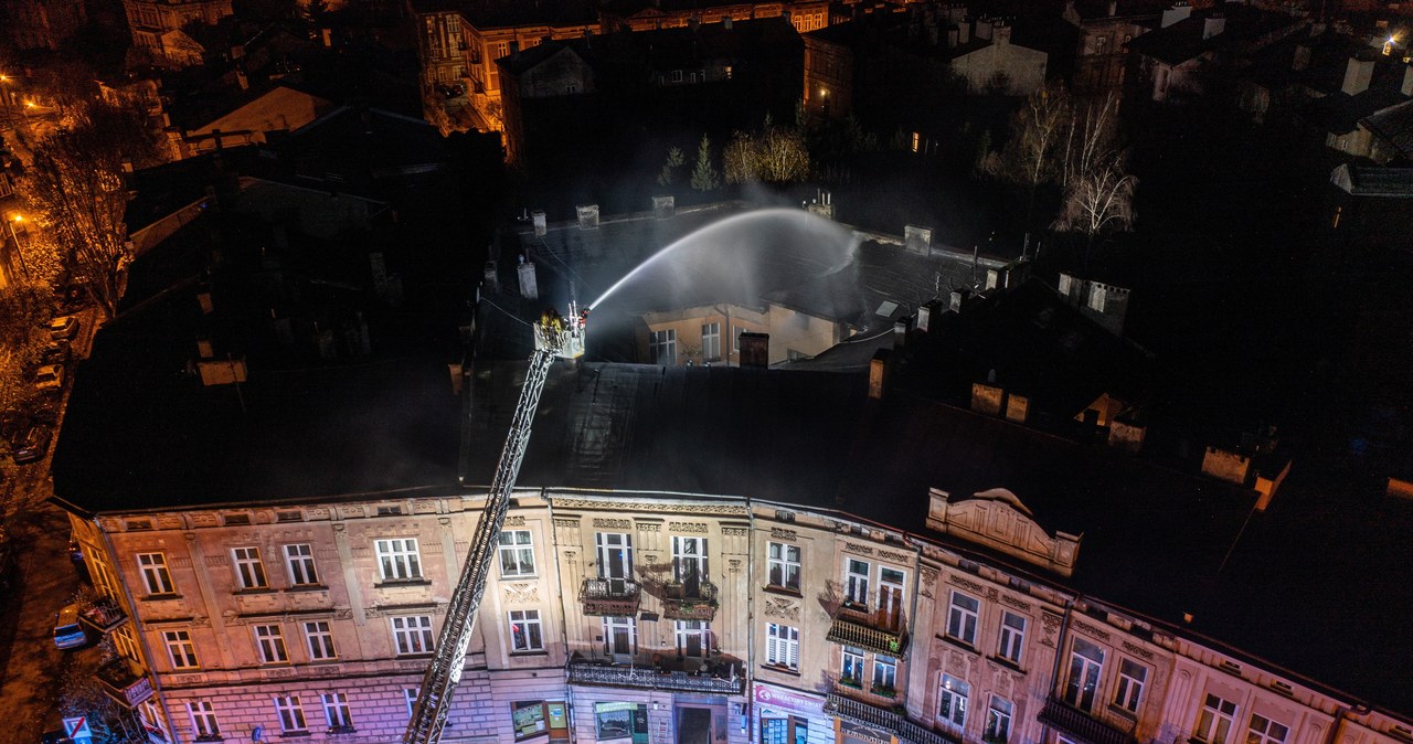 Pożar w kamienicy w Przemyślu. Ranny strażak, 22 osoby ewakuowane