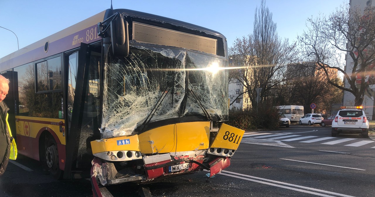 Autobus zderzył się z autem w Warszawie. 6 osób rannych