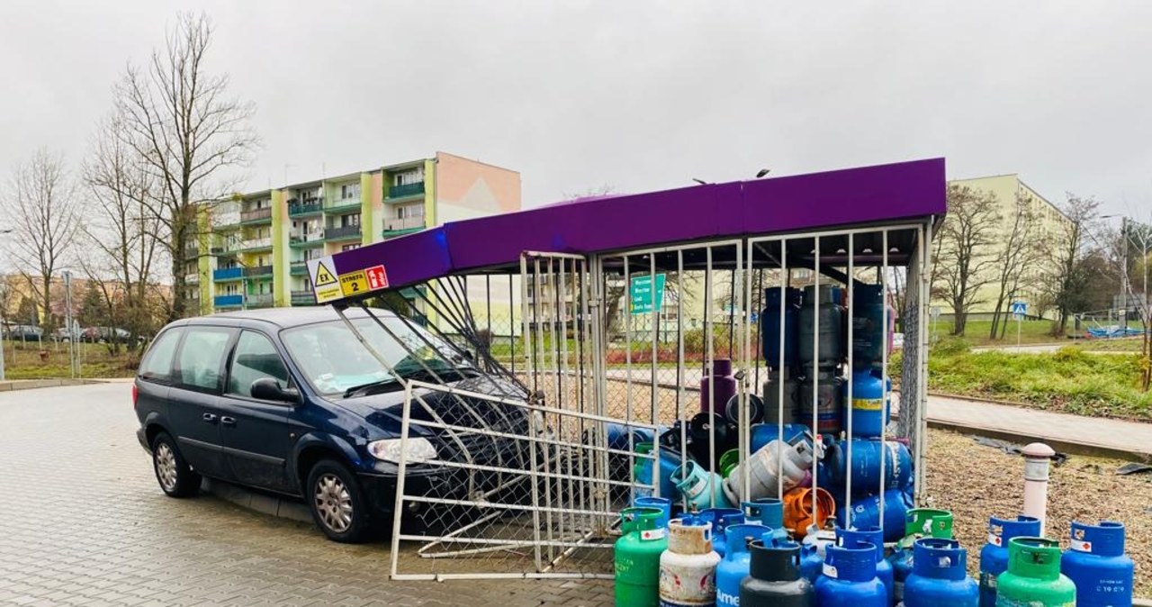 ​Kobieta uderzyła w klatkę pełną butli z gazem