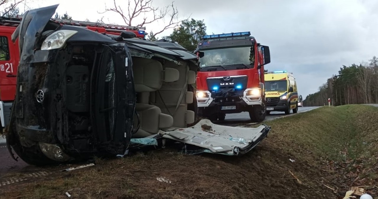 Auto senatora przewróciło się na bok. Parlamentarzysta na badaniach w szpitalu