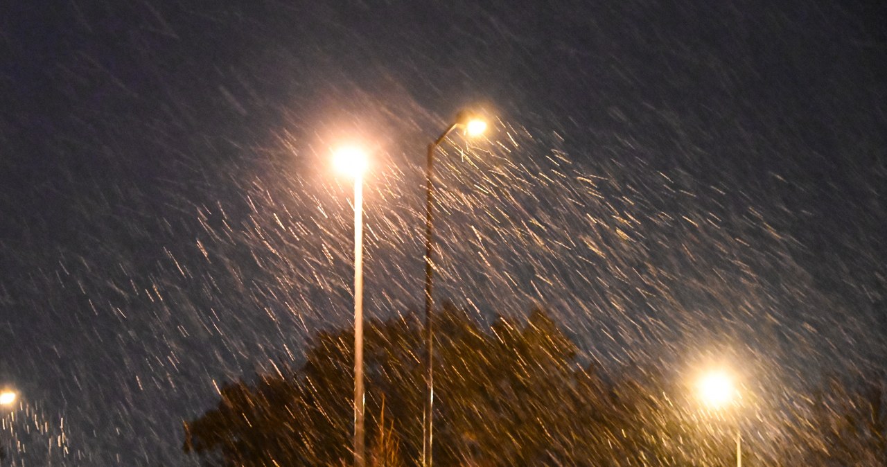 Śliskie drogi niemal w całej Polsce. W nocy śnieg i deszcz ze śniegiem