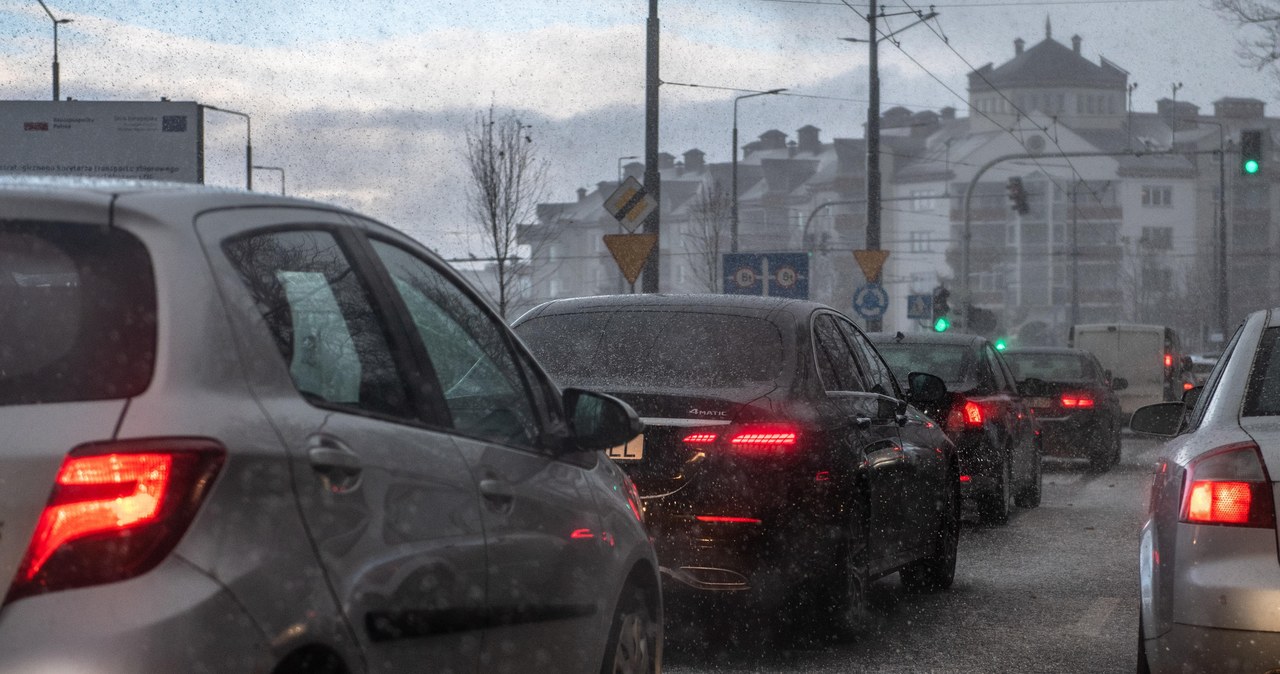Śnieg, wiatr i deszcz. Trudne warunki na drogach