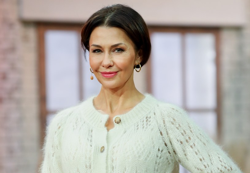 Anna Popek zachwyca figurą w „małej czarnej”. Dobrała rajstopy, które świetnie modelują nogi