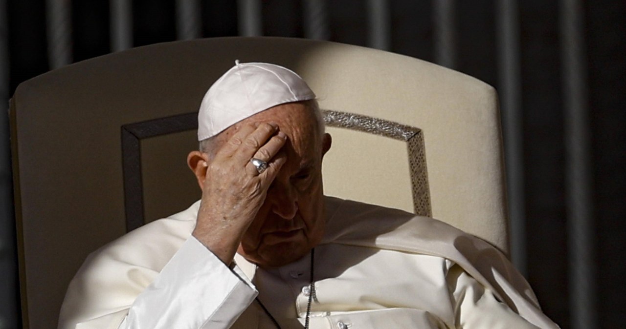 Franciszek nie pojawił się w oknie Pałacu Apostolskiego. „Mam infekcję płuc”