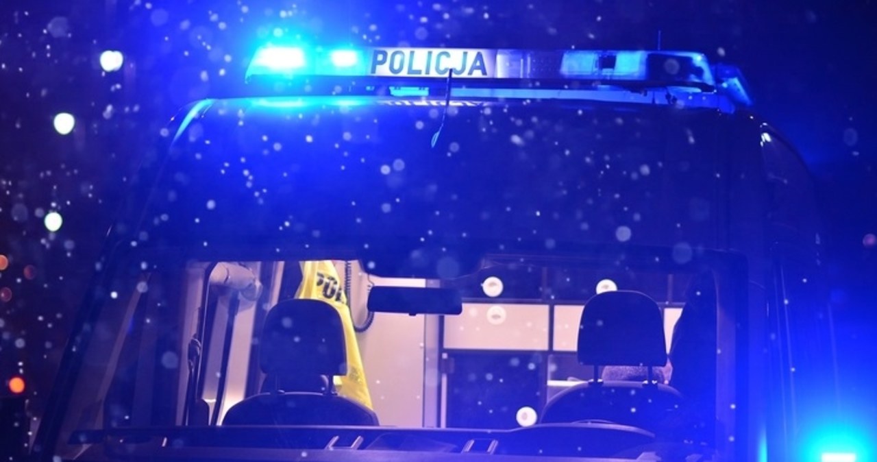 Drzewo spadło na autobus. Jedna osoba w szpitalu