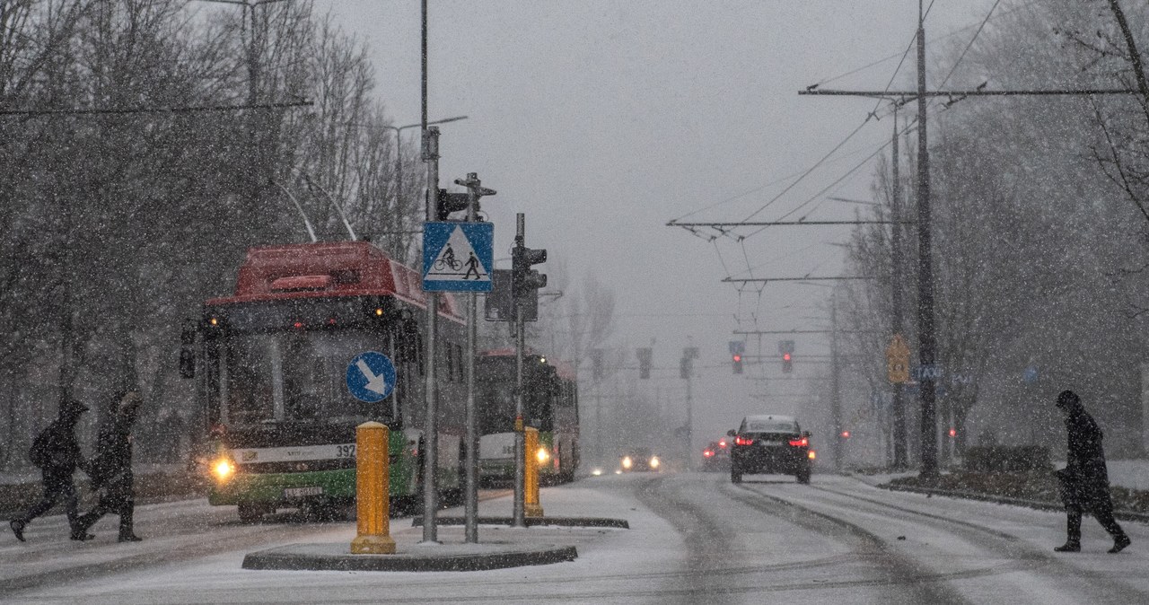 Śnieg, mróz, trudne warunki na drogach. Zimowy początek tygodnia