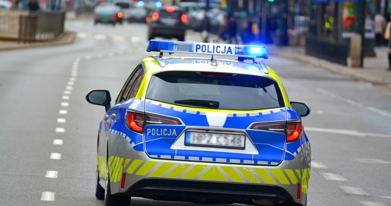 Zderzenie autobusu z samochodem w Warszawie. Jedna osoba w szpitalu