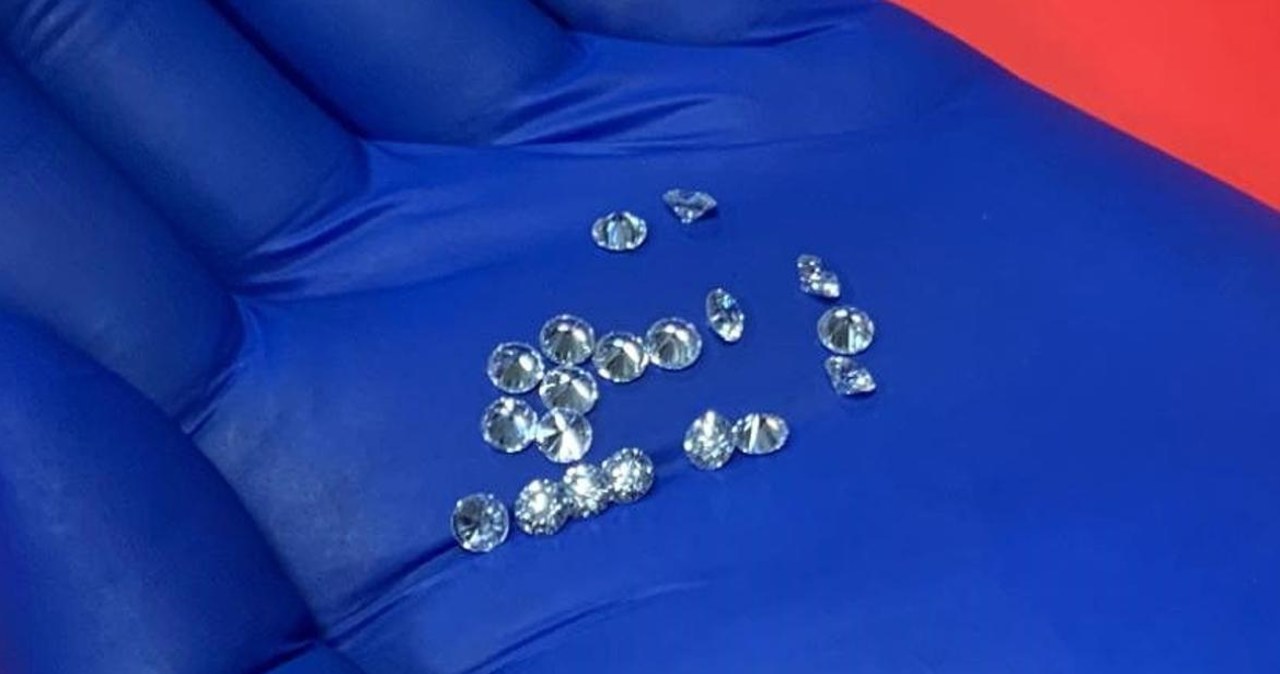 W skarpetce przemycała diamenty warte prawie milion złotych