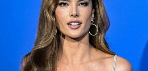 Alessandra Ambrosio eksponuje sylwetkę w eleganckiej sukni. Trudno oderwać wzrok