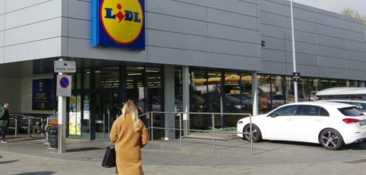 Pracownicy Lidla otrzymali świąteczne paczki. „Biedronka daje lepsze”