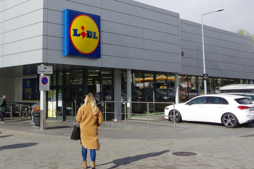 Pracownicy Lidla otrzymali świąteczne paczki. „Biedronka daje lepsze”