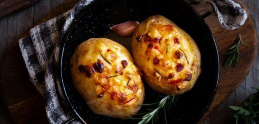 Pieczone ziemniaczki palce lizać. Smakowite jak frytki, o wiele mniej kaloryczne