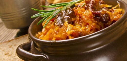 Czym przyprawić bigos? Jeden składnik nada mu szlachetności