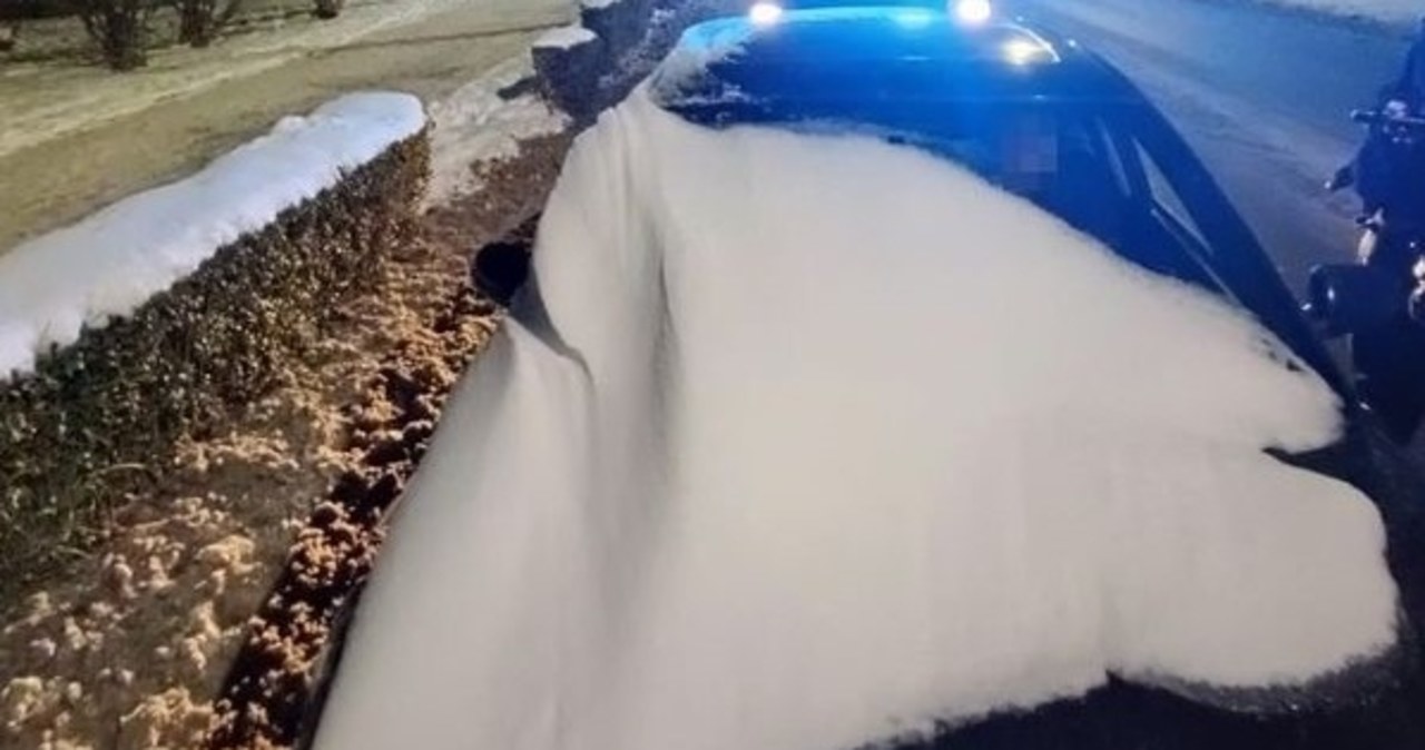 Jechał z czapą śniegu na przedniej szybie. Dostał 3 tys. zł mandatu