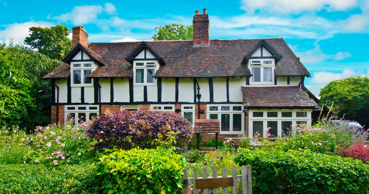 Pocisk artyleryjski jako brytyjska ozdoba ogrodowa. Zajęli się nim saperzy