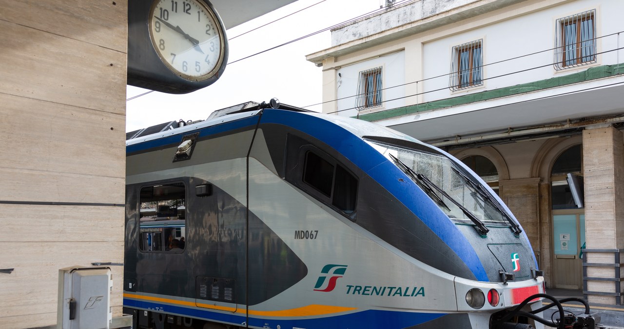 Pasażerka pociągu chciała wyprostować sobie włosy. Zablokowała ruch kolejowy