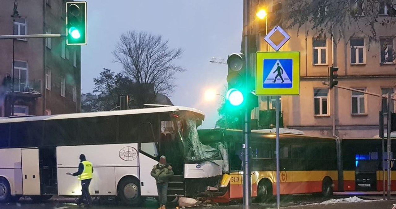 Zderzenie autobusów w Warszawie. Kierowcy trafili do szpitala