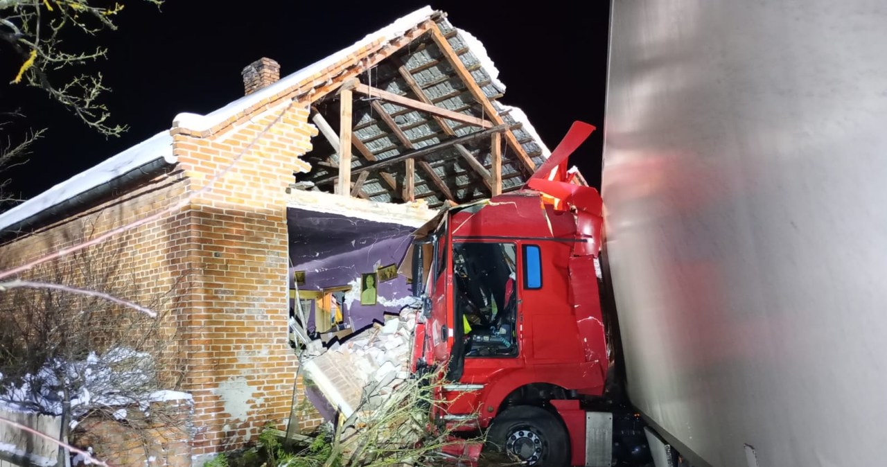 Ciężarówka uderzyła w dom. Jedna ze ścian runęła