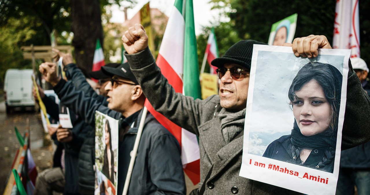 Władze Iranu odebrały paszporty rodzinie Mahsy Amini