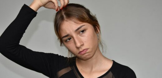 Trik na oklapnięte włosy. W 3 minuty dodasz im objętości
