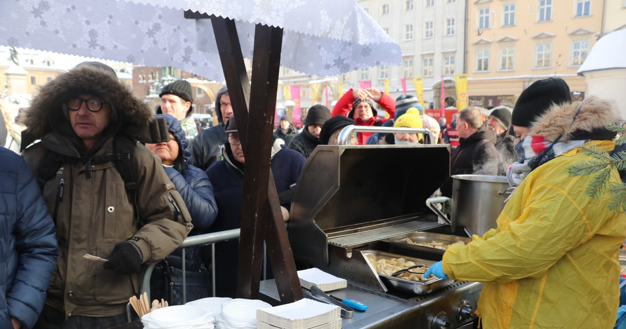 Wigilia na Rynku Głównym. Gorący posiłek przy wspólnym stole