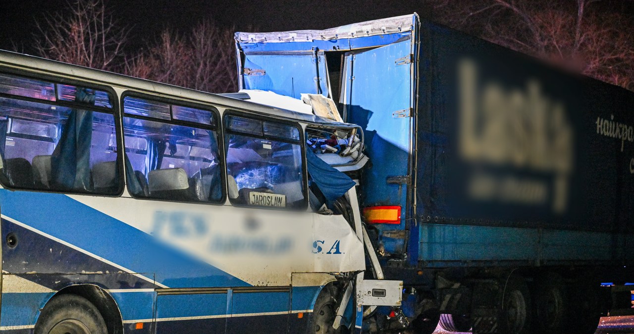 Przeworsk: Autobus uderzył w ciężarówkę