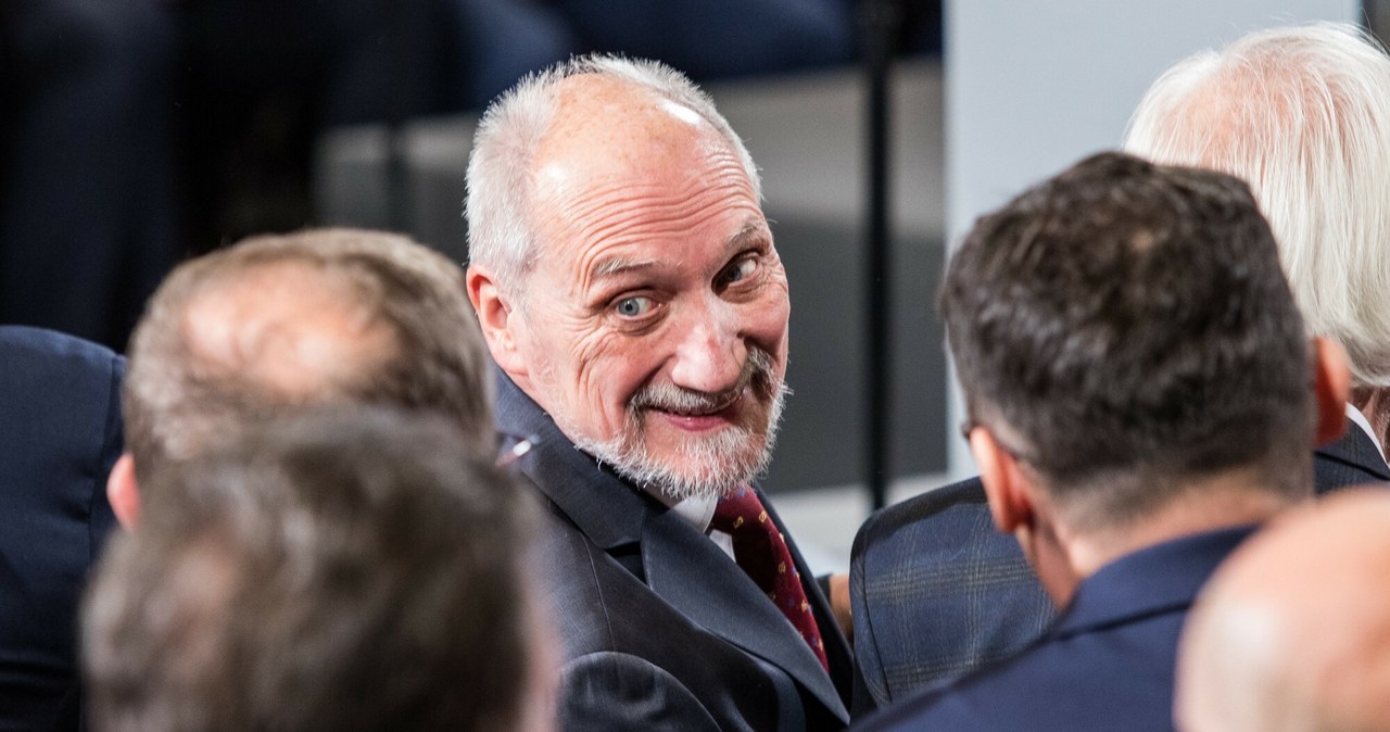 Macierewicz: Podkomisja smoleńska będzie działać. Decyzje szefa MON bezprawne