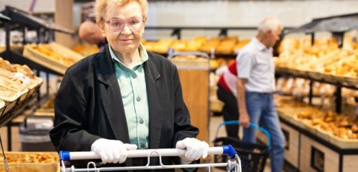 Duża zniżka na zakupy dla seniorów. W tych marketach mogą sporo zaoszczędzić