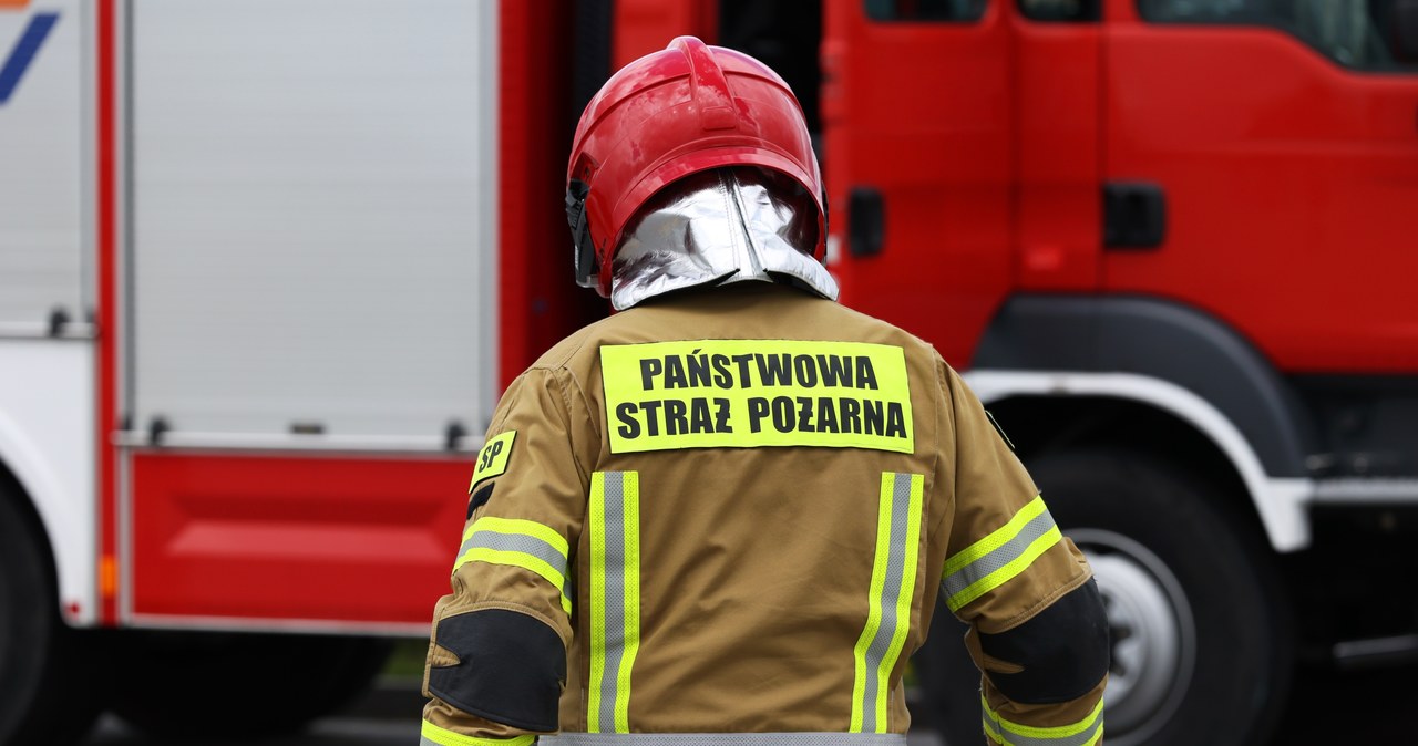 Kobieta zginęła w pożarze. Strażak trafił do szpitala