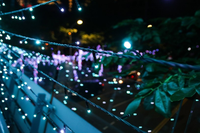 Jak wybrać lampki na balkon? Kluczowe jest czytanie oznaczeń