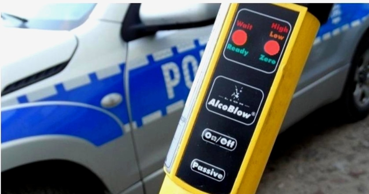 Wjechał w drzwi sklepu i uciekł