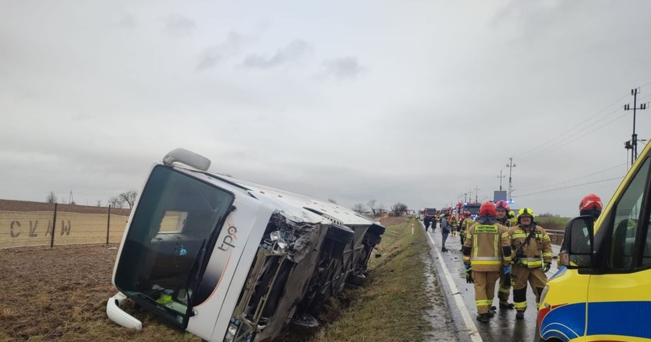 Wypadek autobusu przewożącego dzieci. Cztery osoby w szpitalu