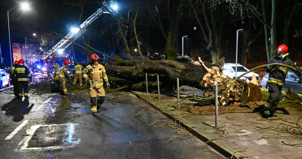 Zerwane dachy, połamane drzewa, zalane piwnice. Załamanie pogody w Polsce