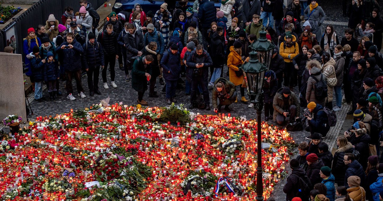 Flagi opuszczone do połowy masztu. Czesi opłakują ofiary strzelaniny