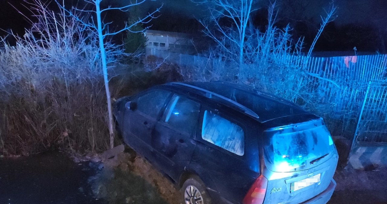 Poszukiwany i z promilami wjechał do rowu. Podawał się za swojego brata
