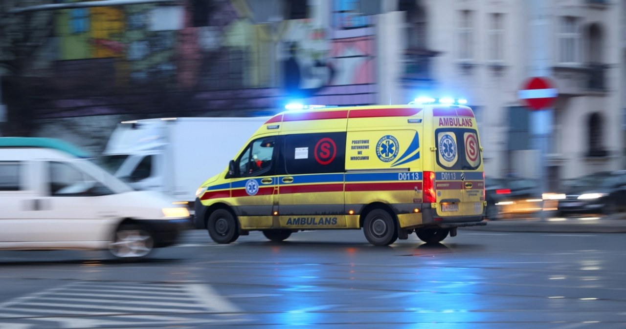 Zderzenie dwóch karetek na sygnale w Krakowie. Jedna dachowała