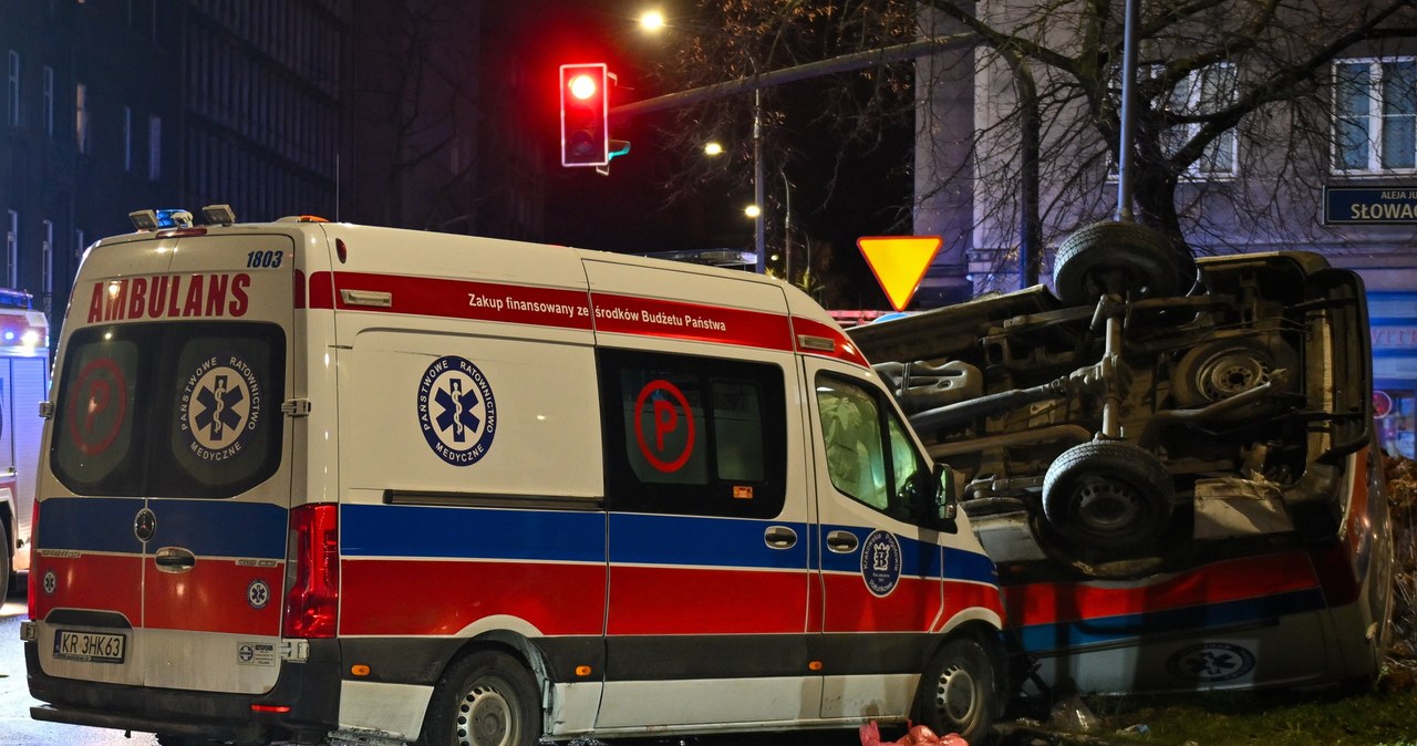 Zderzenie dwóch karetek pogotowia na sygnale. Jedna dachowała