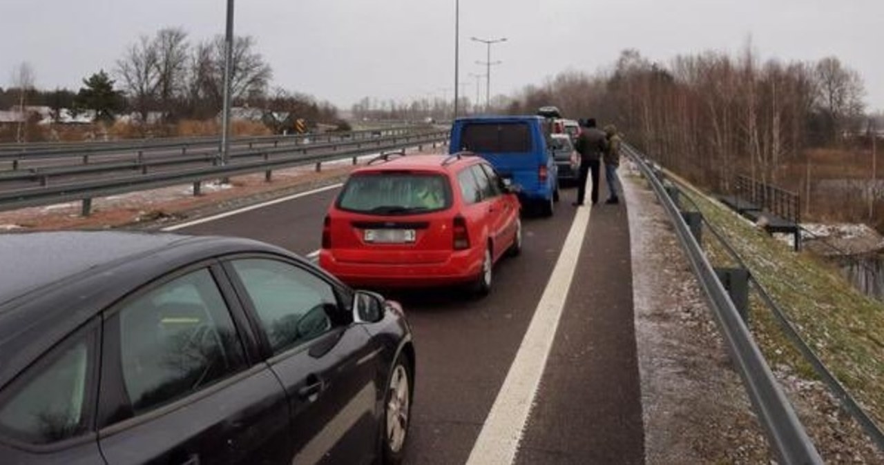Długa kolejka do przejścia w Terespolu. Wojewoda zapowiada pomoc