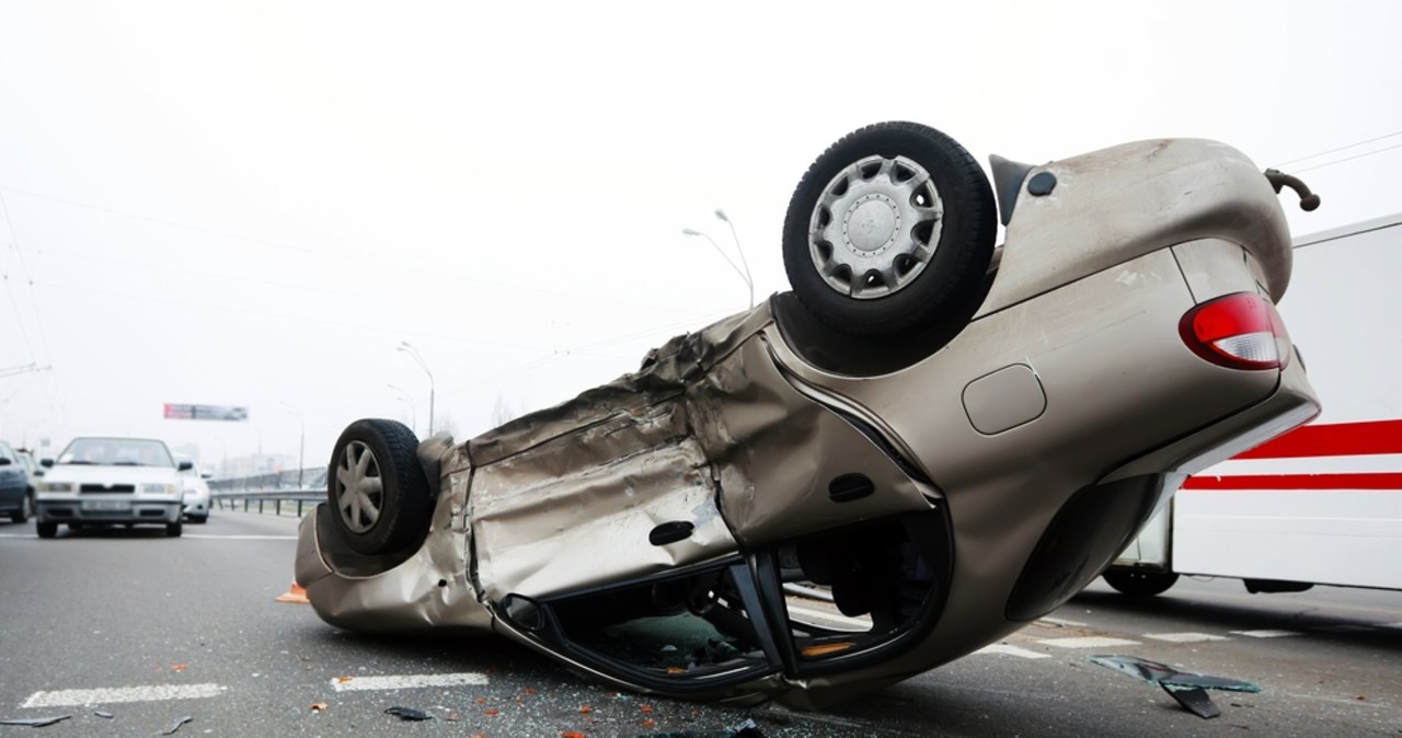 Dachowanie volvo i dwie ofiary śmiertelne w powiecie kieleckim