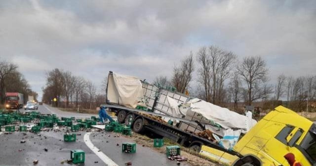 Skrzynki z piwem wypadły na drogę. Kierowca chciał ominąć sarnę [ZDJĘCIA]