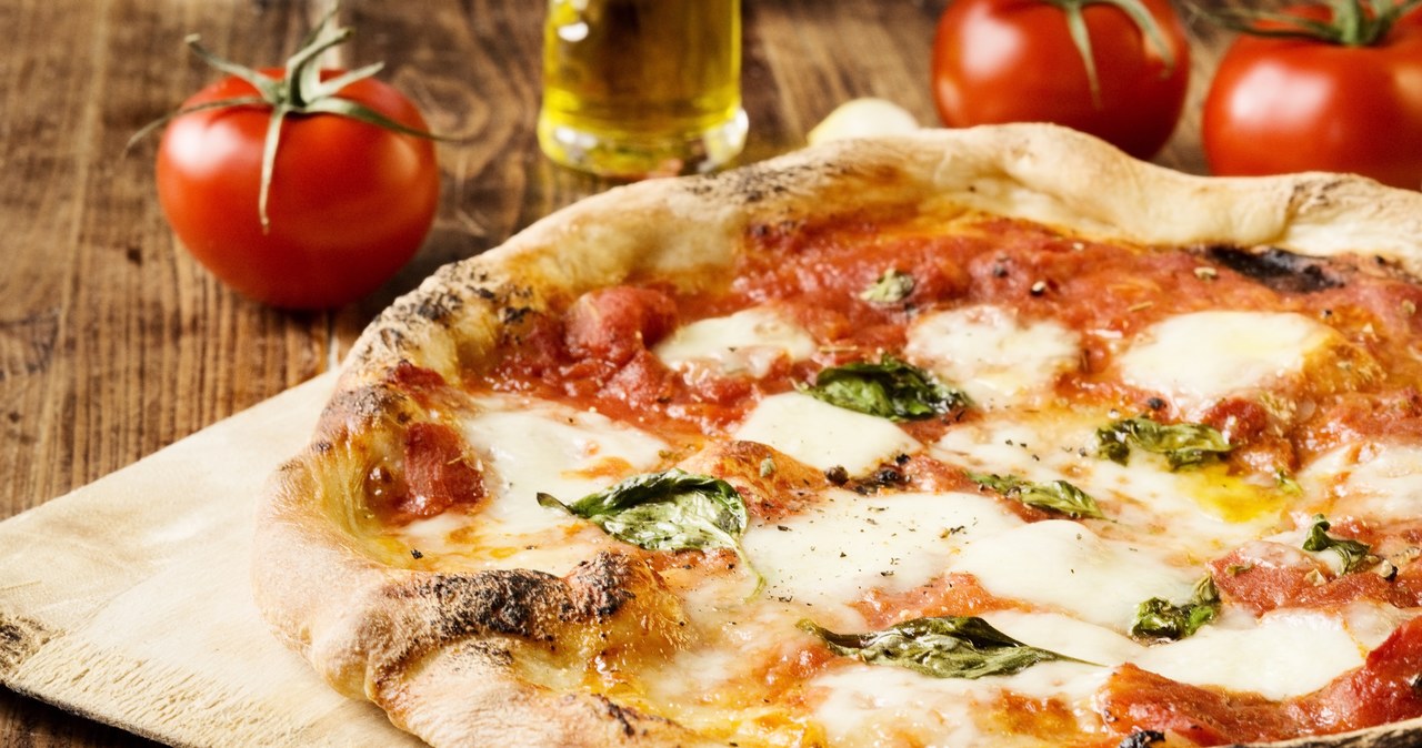 W Neapolu podano pizzę z ananasem. Kulinarny koniec świata!