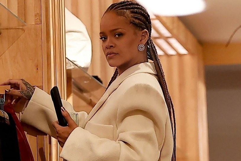 Rihanna znów zwróciła na siebie uwagę. Założyła za dużą marynarkę. Ikona stylu?