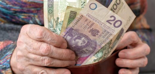 2024 rok przyniósł zmiany w emeryturach. Pieniądze dotrą do seniorów w innych terminach